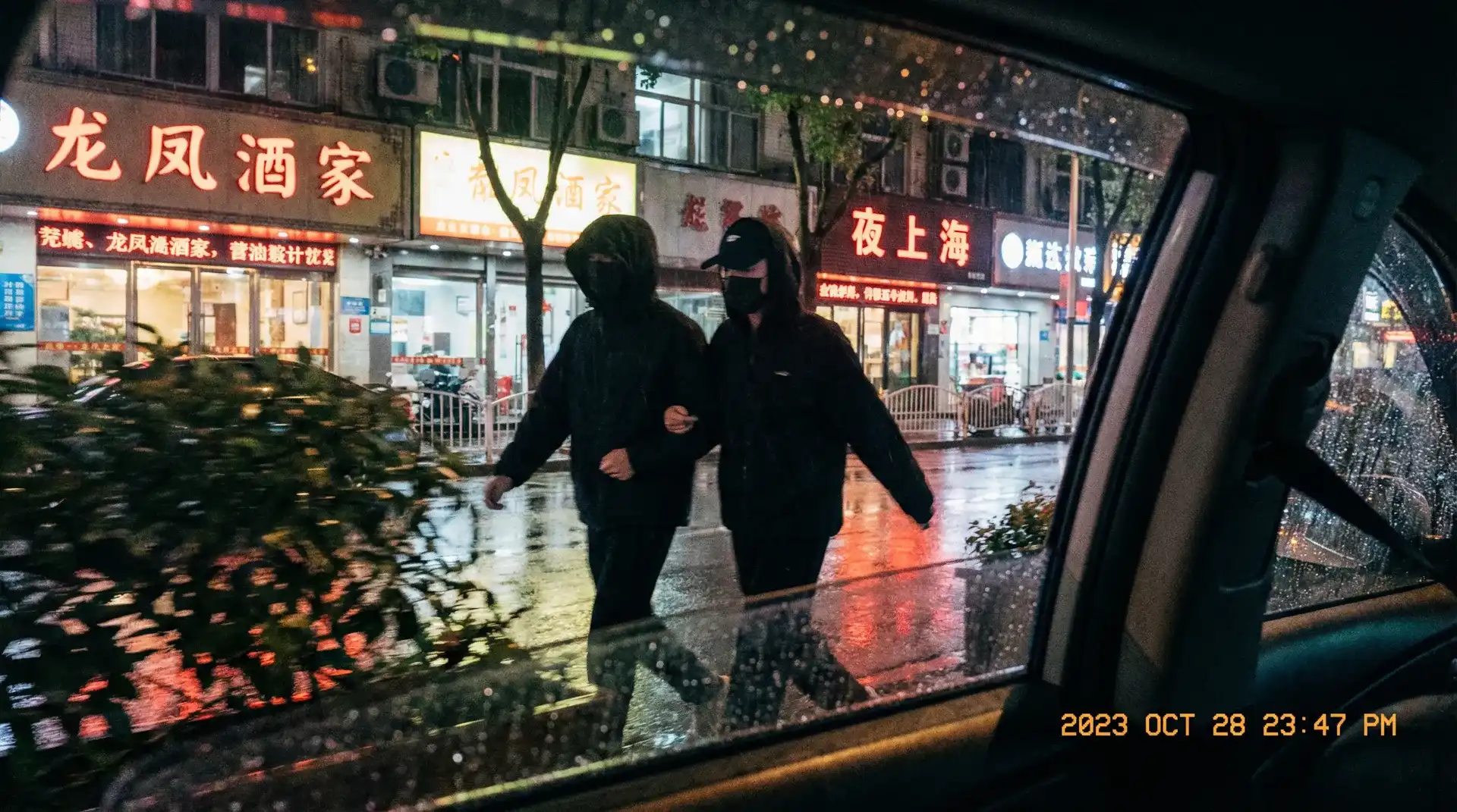 熊猫体育网站 - 顶流明星深夜密会现场抓拍照片